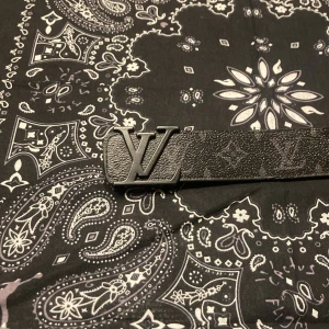 Svart bälte - Svart bälte 105cm har två extrahål och en svart fläck