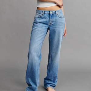 Säljer ett par low waist gina jeans. De har en straight passform och är lågmidjade. De har ett litet hål längst på ena benet men är annars mycket väl omhändertagna!