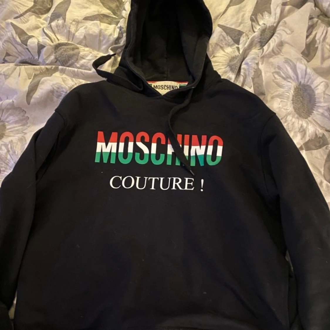 Svart hoodie från Moschino
