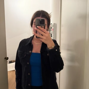 Svart jeansjacka från LEVIS - Säljer en snygg svart jeansjacka från Levi's. Den har en klassisk design med knappar framtill och två bröstfickor. Perfekt för både vår och höst! 🖤