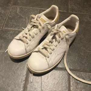 Adidas Stan Smith sneakers - Säljer dessa vita Adidas Stan Smith sneakers i bra skick💕💕
