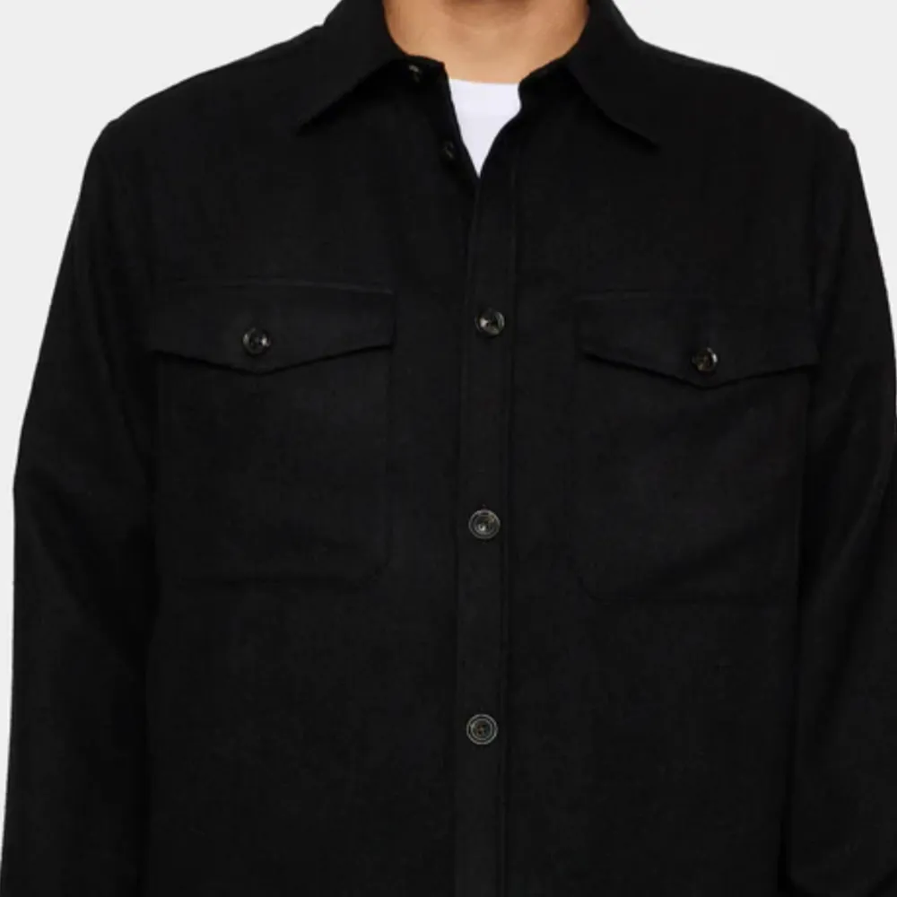 Säljer en mörkblå jacka/overshirt från J.Lindeberg i ull. Perfekt för höst och vinter med sina långa ärmar och knappar framtill. Den har två bröstfickor med knappar som ger en snygg detalj. Passar både till vardags och fest. Orginalpris ligger på 2600 se bild 3. Jackan är blå som på de två första bilderna de andra är för att visa. Takit.