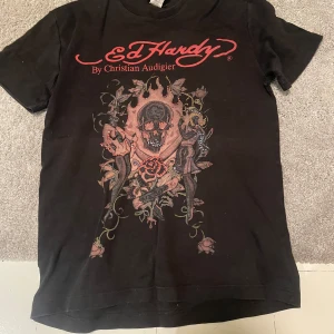 Ed hardy t-shirt - Ed hardy tisha med rhinestones. Bra skick förutom att en del har ramlat av. 