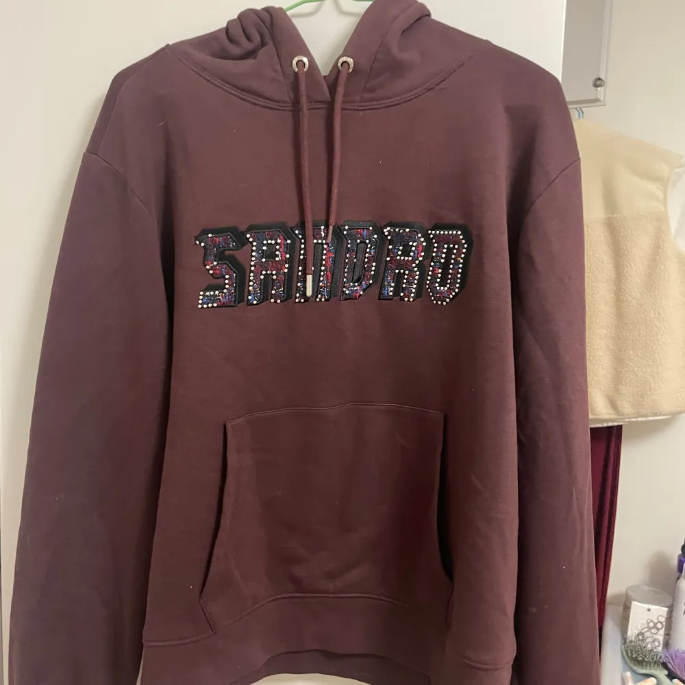 Säljer en snygg vinröd-lila ish hoodie från Sandro Paris. Storlek M, väldigt snygg till jeans. . Hoodies.