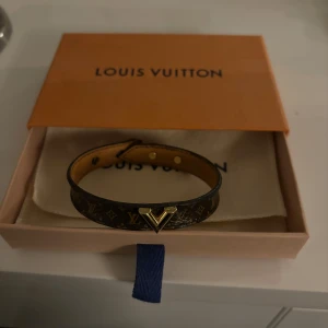  Louis Vuitton Essential V bracelett  - Armband från Louis Vuitton i storlek 17. Använd men i bra skick. Säljer då den inte längre kommer till användning. Köpte från Vestiaire för 2300kr. Nypris 3000kr 