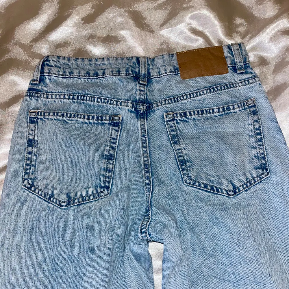 Säljer ett par ljusa jeans från h&m :) De är i bra skick, bara lite slitna längst ner men inget man tänker på. . Farkut & Housut.