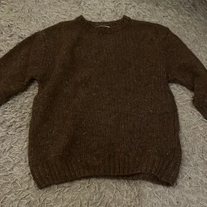 Brun stickad tröja från Zara - Mysig brun stickad tröja från Zara i storlek s/xs Perfekt för kyliga dagar med sin varma och bekväma passform. Tröjan har långa ärmar och ribbstickade muddar vid ärmslut och nederkant. Passar både till vardags och mysiga hemmakvällar.