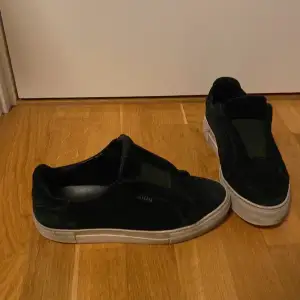 Säljer ett par svarta sneakers från Axel arigato i bra skick. De har en stilren design med vit sula och är perfekta för vardagsbruk. Skorna är bekväma och passar till de flesta outfits. Perfekta för både vår och höst!