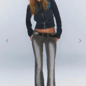 Grå och blå bootcut jeans - Säljer två par bootcut jeans i grått och blått. Samt en polo topp 