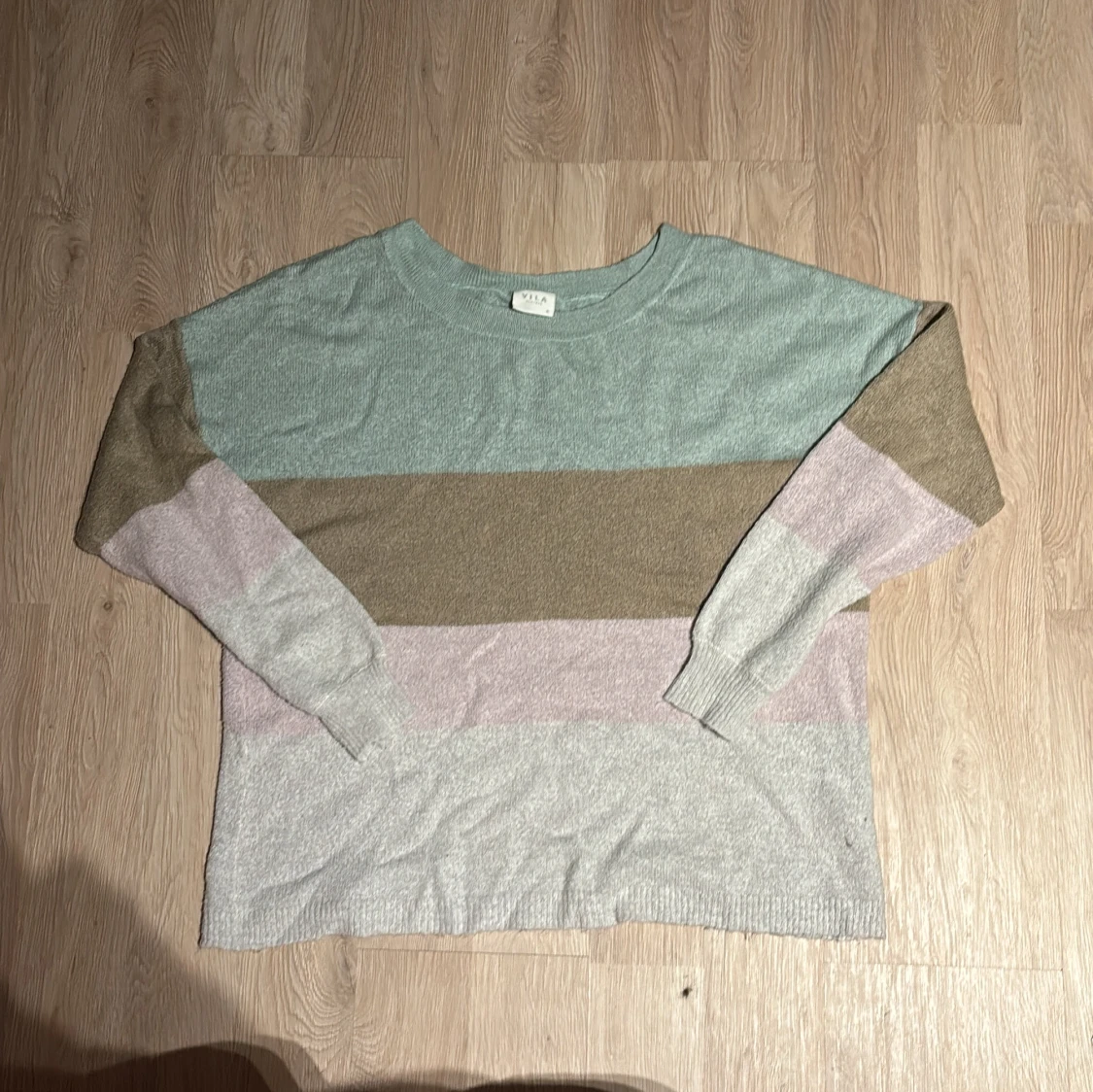 Randig tröja i pastellfärger