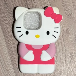 Hello Kitty mobilskal - Supergulligt Hello Kitty mobilskal i rosa och vitt. Skalet är format som Hello Kitty med en söt rosett på huvudet. Perfekt för att ge din mobil en unik och lekfull stil. Passar utmärkt för alla Hello Kitty-fans!