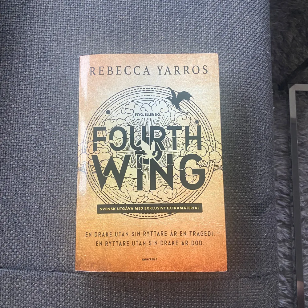 Svensk utgåva av 'Fourth Wing' av Rebecca Yarros, med exklusivt extramaterial. Boken är en romantisk fantasy från 2023, där vi följer Violet Sorrengail i en värld av drakar och faror. Perfekt för dig som älskar spänning och magi!. Böcker.