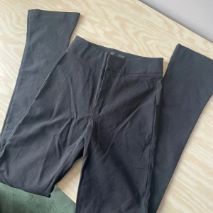 Kajsa Trousers från Gina Tricot - Säljer ett par svarta byxor från Gina Tricot  i storlek XS. De är tighta och har en stilren design, perfekt för både vardag och fest. Byxorna är i mycket bra skick med prislapp kvar, köpta för 500kr men säljer för 200kr. Passar perfekt till hösten/vintern under boots/stövlar! 