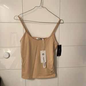 Linne - Oanvänt linne från NA-KD i bomull (95% Organic Cotton), säljes pga felköp av storlek (passar både XS och S). Prislappar kvar. Nypris 149kr, säljes för 50kr