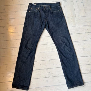 Levi's 501 jeans - Säljer ett par klassiska Levi's 501 jeans i mörkblå denim. De är raka och sitter inte tight, riktigt fet passform. 🙌Skriv vid frågor