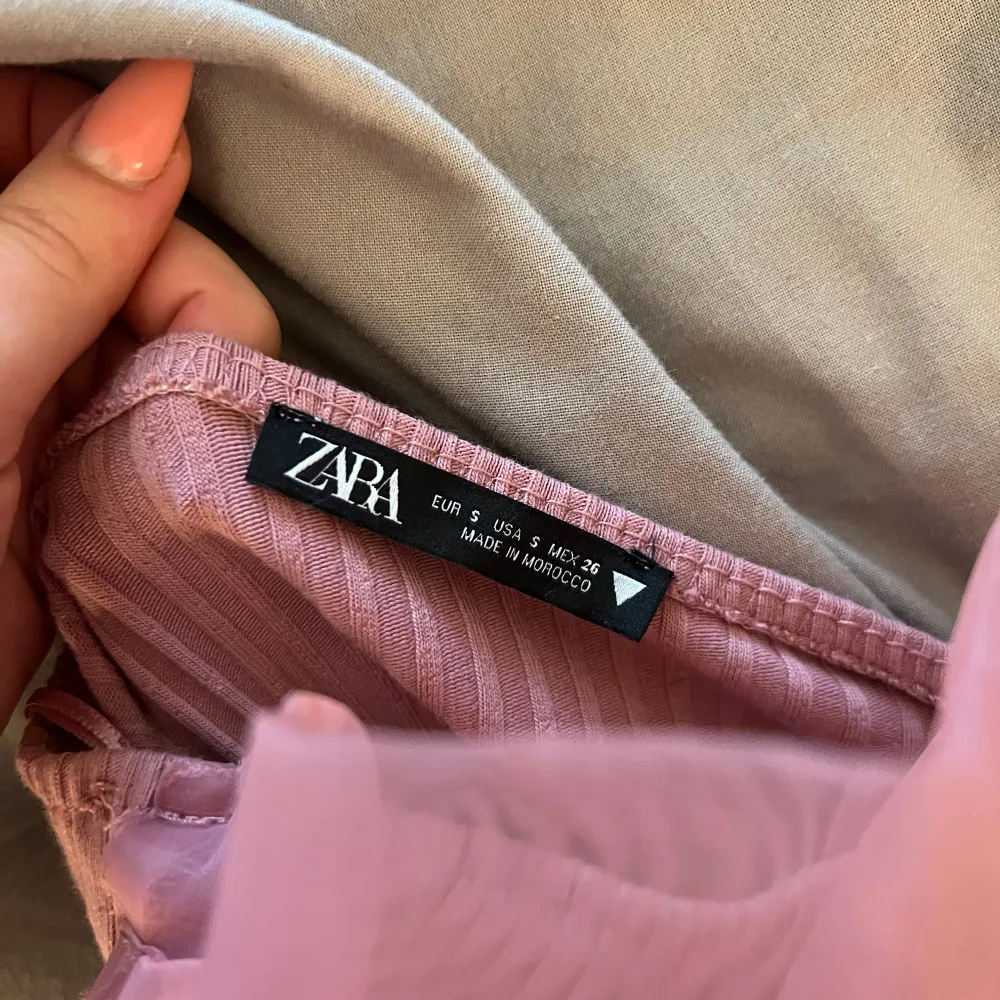 Säljer en superfin rosa axelbandslös topp från Zara. Den har en fluffig och volangig design som ger en romantisk känsla. Perfekt för sommarens fester eller en utekväll. Toppen är i mycket bra skick och redo för nya äventyr!. Toppar.