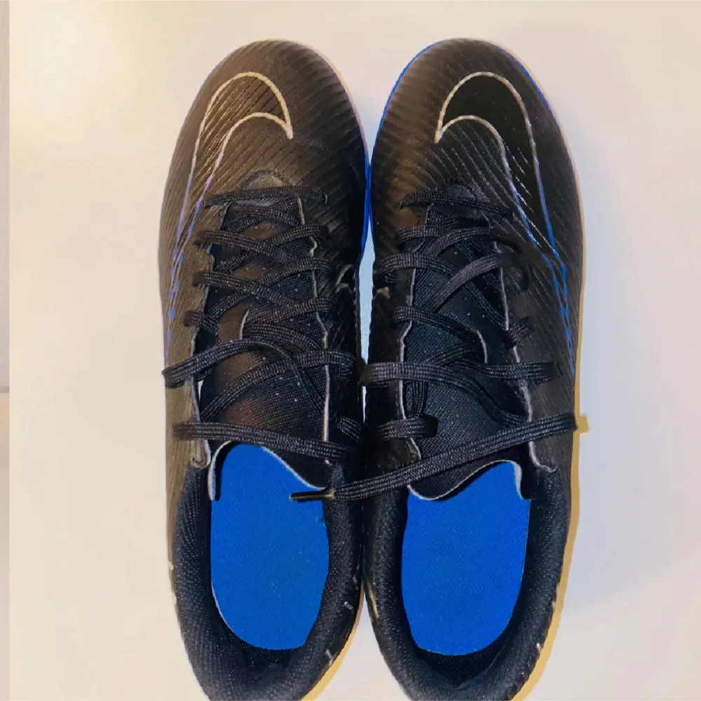 Säljer ett par Nike fotbollsskor.Perfekta för inomhusfotboll eller träning. De är i mycket bra skick, jag vill sälja de pga de passar inte riktig. Fast pris 300kr. Skor.