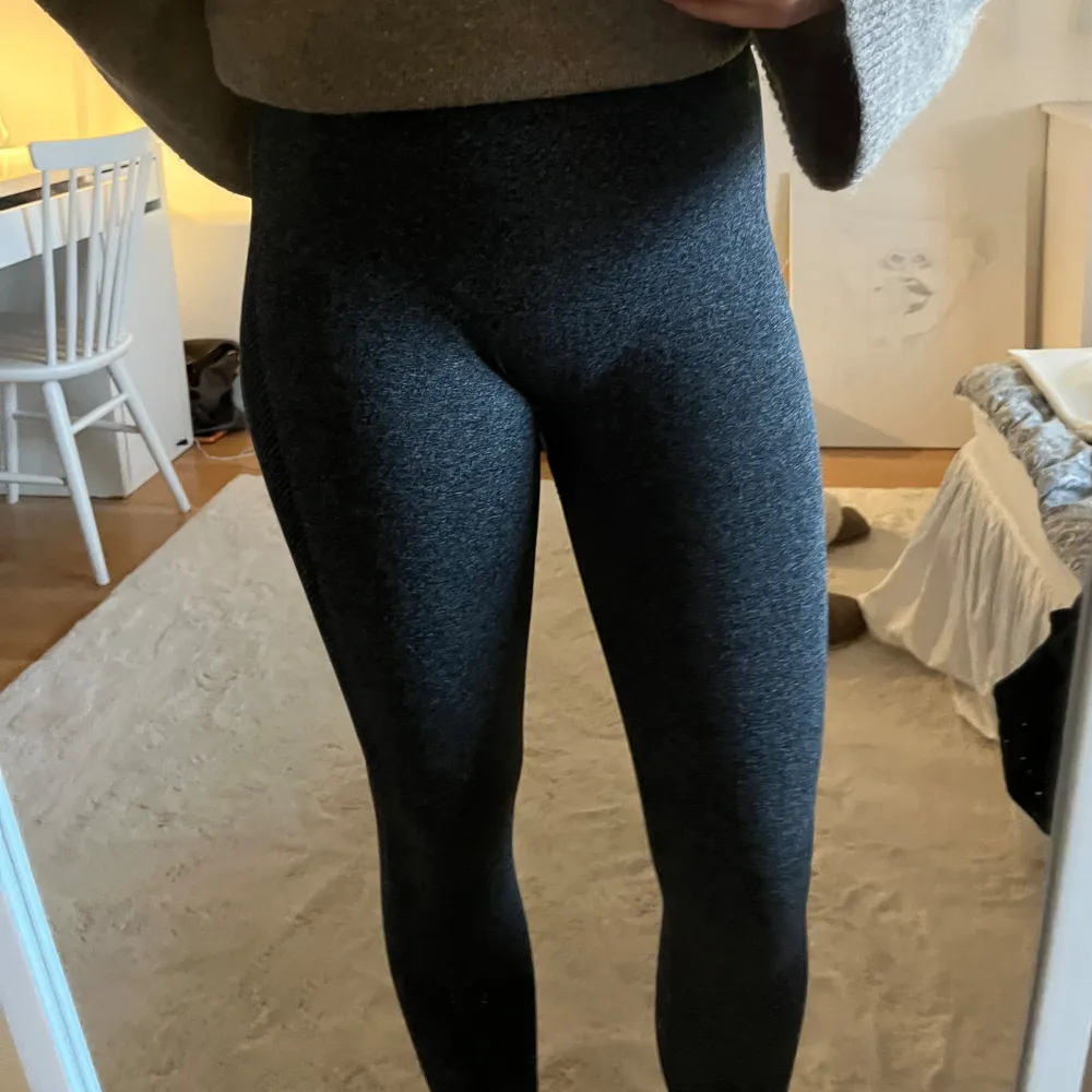 Säljer ett par grå leggings i mycket bra skick. Scrunch där bak, även en detalj under rumpan för att framhäva passform. Storlek S🩶. Sportswear.