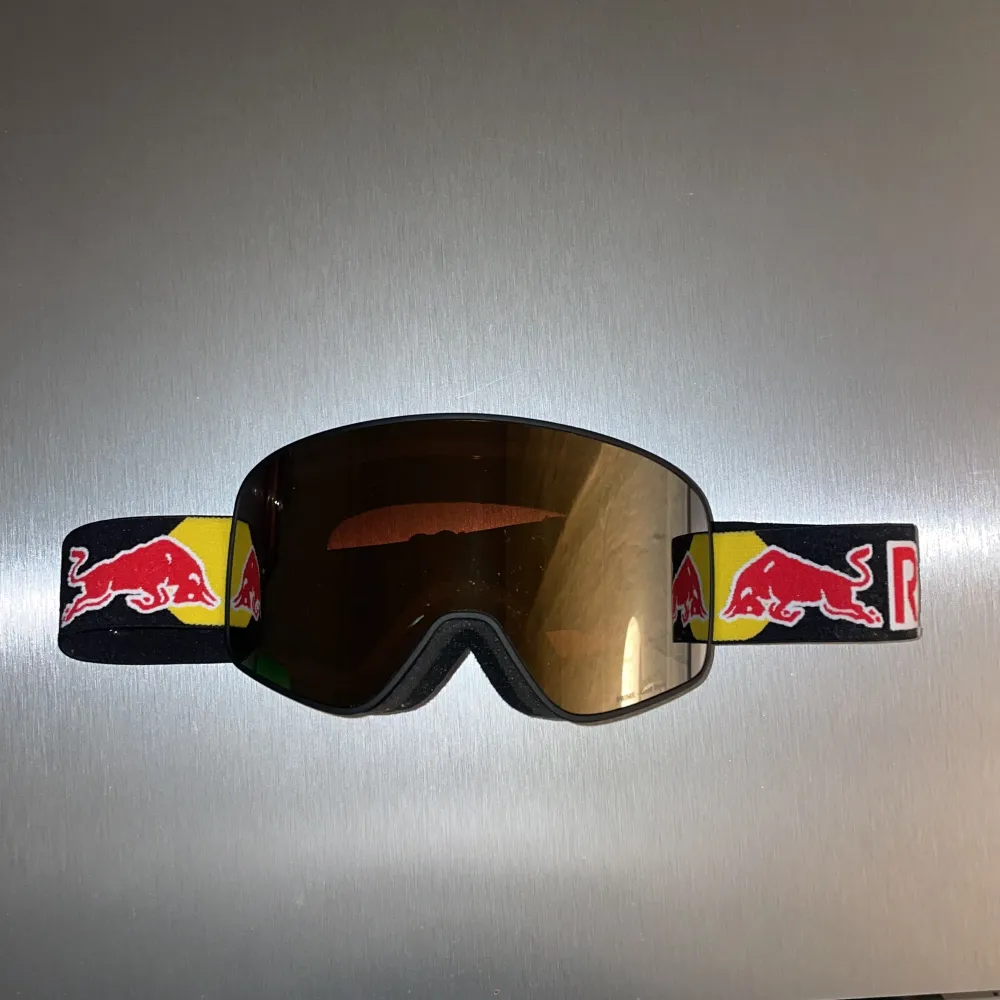 Säljer ett par Red Bull skidglasögon i helt nytt skick. (aldrig använda) . Accessoarer.