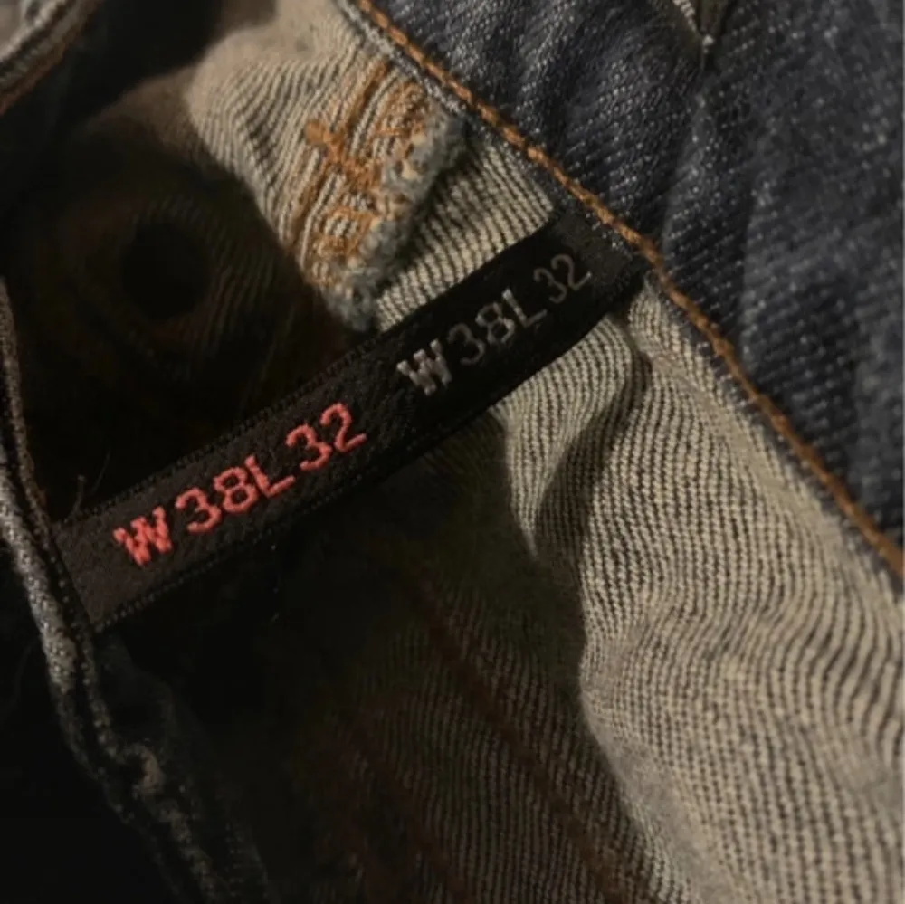 Säljer ett par klassiska blå jeans från ONLY i storlek W38 L32. De har en snygg, mörk tvätt och är i bra skick. Perfekta för vardagsbruk med en normal passform och traditionell femficksdesign. Passar både till vardags och lite mer uppklädda tillfällen. midja:28 innersben:82 ( dom är upp sprätta). Jeans & Byxor.