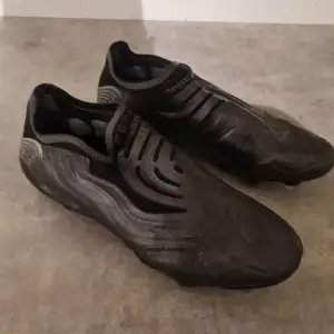 Säljer ett par adidas copa sense+ FG/AG. Relativt använda men hyfsat skick. Storlek 42. Priset är diskutabelt. Köpta för 2800kr