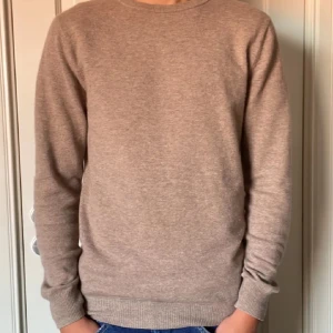 kashmirtröja från John Henric - Säljer en stilren beige kashmirtröja från John Henric.i ny skick. S i storlek men passar M. Nypris 1700