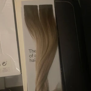 Hårförlängning i ombre - Säljer en snygg hårförlängning i ombre-stil. Färgen går från mörkbrun till ljusblond och ger ett naturligt utseende. Perfekt för att ge extra längd och volym till ditt hår. Passar för både vardag och fest!  Köpt från ranpunzel - 4 paket / 50cm 
