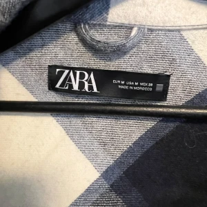 Rutig overshirt/jacka från Zara - Säljer en  rutig overshirt/skjorta från Zara i blått och vitt. 