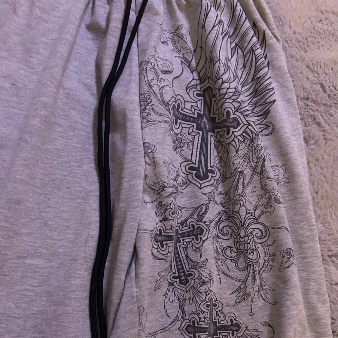 Grå mjukisbyxor med tryck - 90