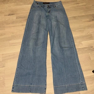 Breda lowwaist jeans - Baggy lågmidjade Y2K jeans från märket Dream Jeanswear💞 För små för mig, passar storlek S💔 Hör av dig vid frågor!