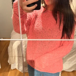 Rosa stickad tröja - Säljer en supermysig rosa stickad tröja som är perfekt för kyliga dagar. Köpte för 1200kr säljer för 800kr 