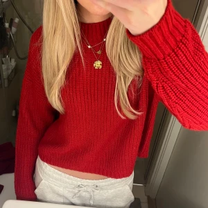 Röd stickad tröja - Superfin lite vinröd/mörkröd stickad tröja. Storlek L men passar bra på mig som är en S. Knappt använd, inga defekter.   Bara skriv för fler bilder 💞💞