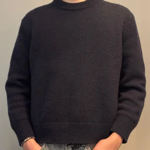 ARKET stickad tröja - Säljer riktigt snygg ARKET stickad tröja som är storlek M, men passar precis som en S, då den krympt lite i tvätten pga den är 65% ull. Passar riktigt schysst på mig som är 175, på bilden. Perfekt nu till vintern då den är riktigt snygg och varm. 