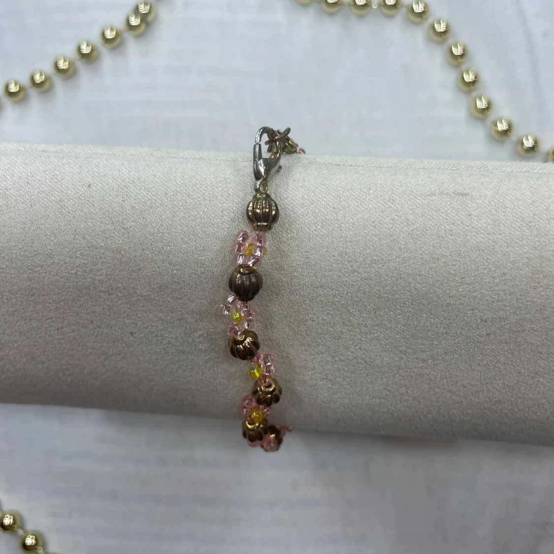 Armband med pärlor och metallkulor