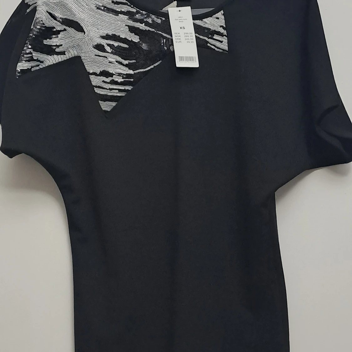 Svart klänning med paljettdetaljer - 90