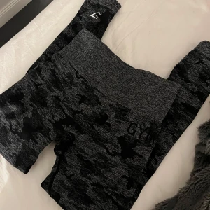 Grå camo leggings från Gymshark - Säljer ett par grå träning tights från Gymshark. Väldigt fint skick 