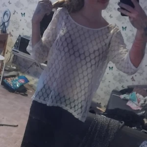 Vit spetsblus - Säljer en superfin vit spetsblus med trekvartsärm. Perfekt för sommardagar eller en festlig kväll. Blusen har ett vackert mönster och är lätt och luftig. Passar bra till både jeans och kjol! (Storlek L men passar även på mig som vanligtvis har S/XS)