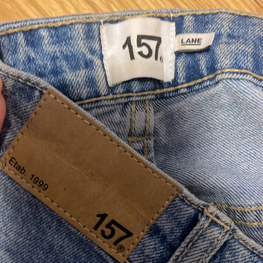 Säljer ett par snygga blå jeans från 157 i storlek M. De har en hög midja och en rak, vid passform med råa kanter längst ner.  Använda men i bra skick! Priset kan diskuteras!. Jeans & Byxor.