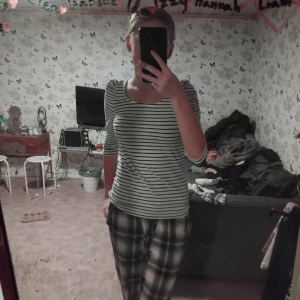 Randig topp med trekvartsärm - Säljer en snygg randig topp med trekvartsärm. Den är vit med svarta ränder och har en normal passform. Perfekt för både vår och sommar! 🖤🤍