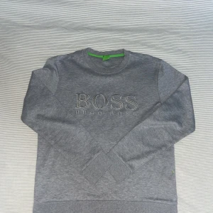 Grå tröja från Hugo Boss - Säljer en ljusgrå hugo boss sweatshirt för 450 priset är inte hugget i sten, nypriset på 2200 var inte rädd för att skriva eller be om fler bilder