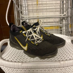 Nike Air VaporMax 2021 FK - Detta var VaporMax 2021 FK edition så dom har kommit en lång väg och nu tänkte jag sälja dom vidare, som ni ser i bilden är det ett par 41or som inte säljs längre men gick för runt 1500kr.