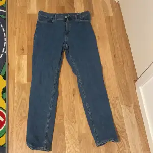 Säljer ett par blå slim fit jeans från H&M i storlek 164. De har justerbar midja för perfekt passform och är i bra skick. Perfekta för vardagsbruk med en klassisk stil och bekväm passform.