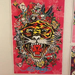 Färgglada Ed Hardy affischer - säljer tre ed Hardy affischer den första är 60x40 de andra två är 40x30 den stora kostar 100kr de andra två är 70kr styck ! Alla tre för 200kr