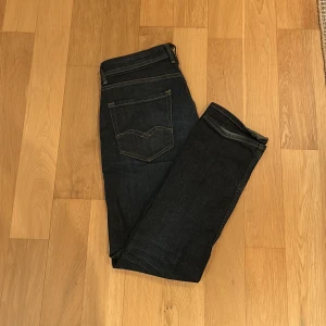 Replay jeans - Tja! Nu säljer jag mina Replay Roccos. De är i storlek 30 och de är i bra skick förutom ett litet hål mellan benen. Annars är den i väldigt bra skick. Hör av dig vid frågor eller funderingar!