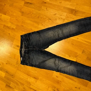 Jack & Jones Jeans Slim Glenn - Säljer ett par snygga jeans från Jack & Jones av den populära modellen Slim Glenn. Storlek 31/30 Jeansen är väldigt bra skick inga defekter eller så. 😁 Nypris något mellan 800-1000 kr mitt pris 299 kr kan diskuteras vid snabb affär! 😁 Tveka inte på höra av dig om frågor samt mer bilder kan lösas. 