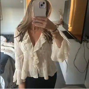 Super snygg blus ifrån zara, i strl Xs och i mycket bra skick✨ skriv privat vid frågor eller intresse ❤️