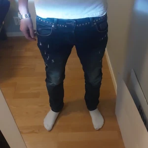 Sällsynta Valentino Jeans - Säljer ett par väldigt sällsynta och unika jeans från Valentino Garavani. Jeansen har snygga slitningar och nitar kring midjan. Skick: 9/10. Storlek: 32/32. Nypris: Ca 12 000 kr, Mitt pris: 900 kr. Tar byten och pris kan diskuteras! Hör av dig om du har några funderingar⭐️⭐️⭐️