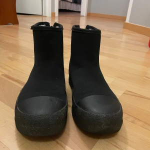 Svarta vattentäta vinterskor Tretorn  - Säljer ett par svarta Tretorn vattentäta vinterboots med dragkedja bak. De har en robust sula som är minimalt sliten och en stilren design. Passar sen höst och vinter i både kyla och slask. Skorna är sparsamt använda och i bra skick. 