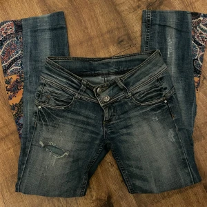 Låg midjade jeans  - Snygga låg midjade jeans med hål! Säljer pågrund av att de inte kommer till användning 
