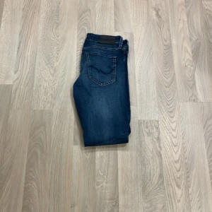 Jack & Jones jeans - Säljer ett par snygga mörkblå jeans från Jack & Jones i slim fit. De är i super bra skick . Perfekta för både vardag och fest! 🕺nypris 1100 vårat pris 299 priset kan alltid diskuteras 🙌🏻🙌🏻